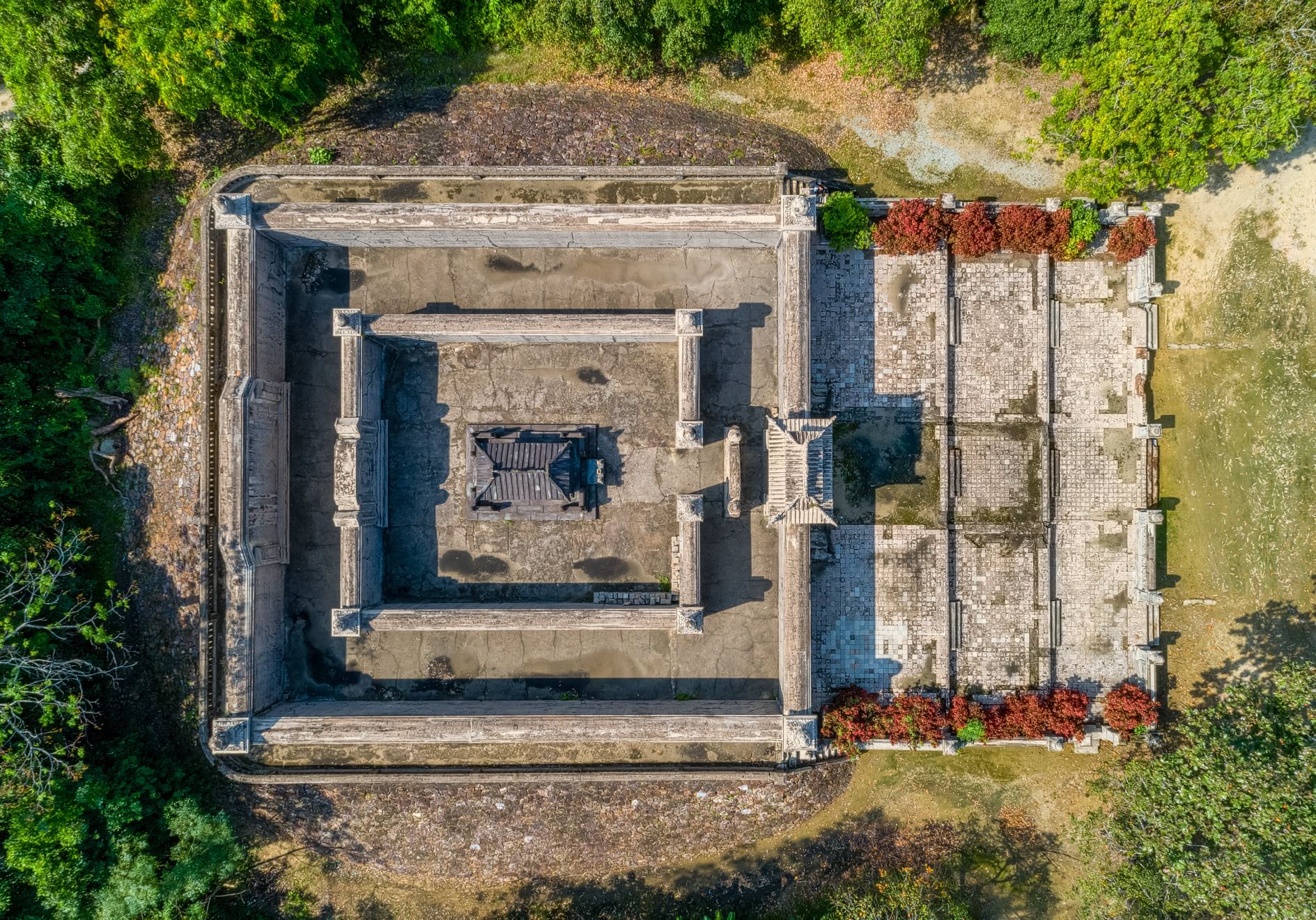 Van Van Tomb (Tu Thong Mausoleum)